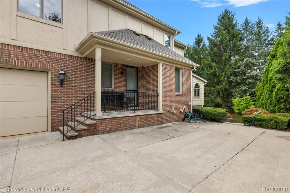 5173 Serena Dr Troy City, MI 48098