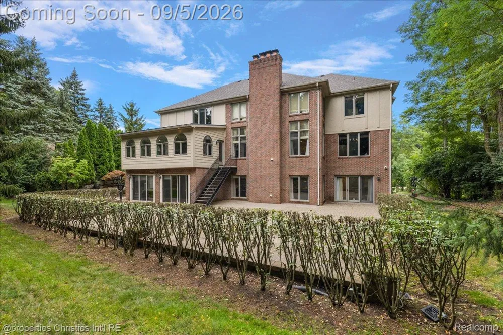 5173 Serena Dr Troy City, MI 48098