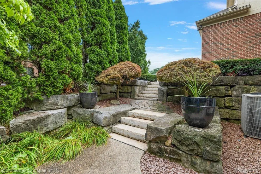 5173 Serena Dr Troy City, MI 48098