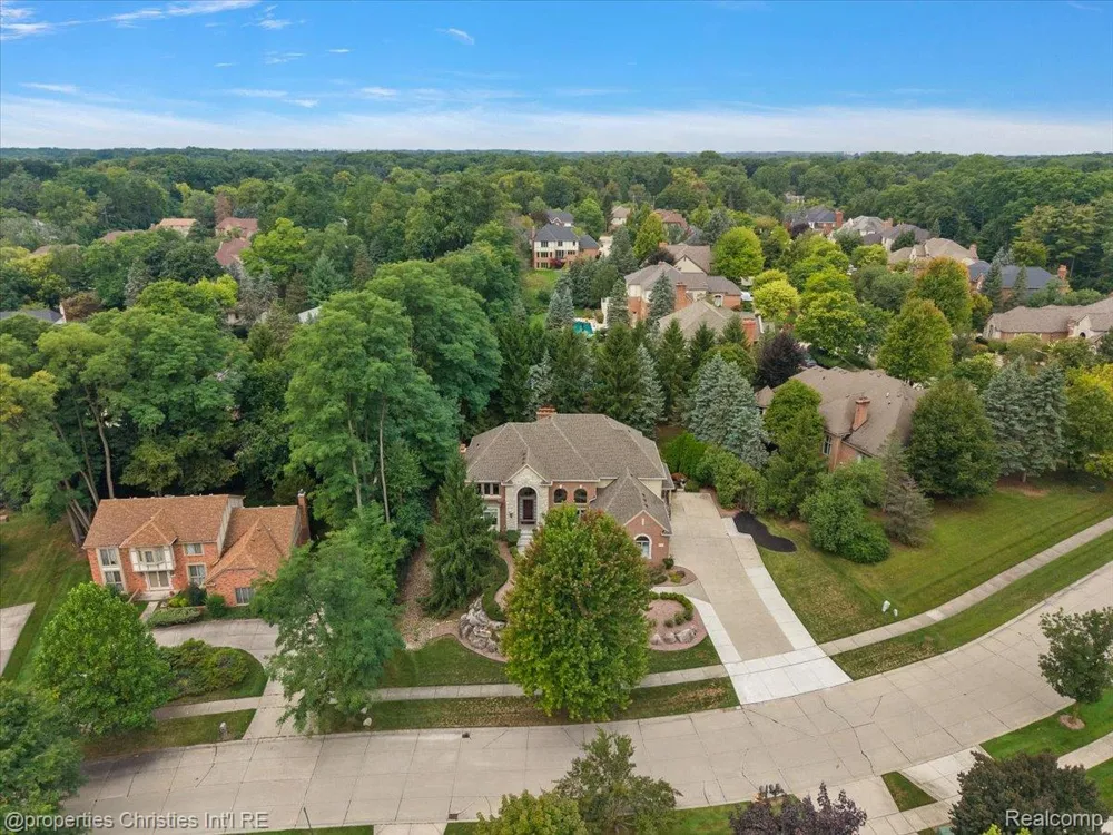 5173 Serena Dr Troy City, MI 48098