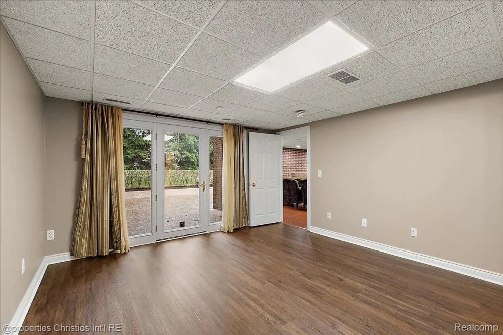 5173 Serena Dr Troy City, MI 48098