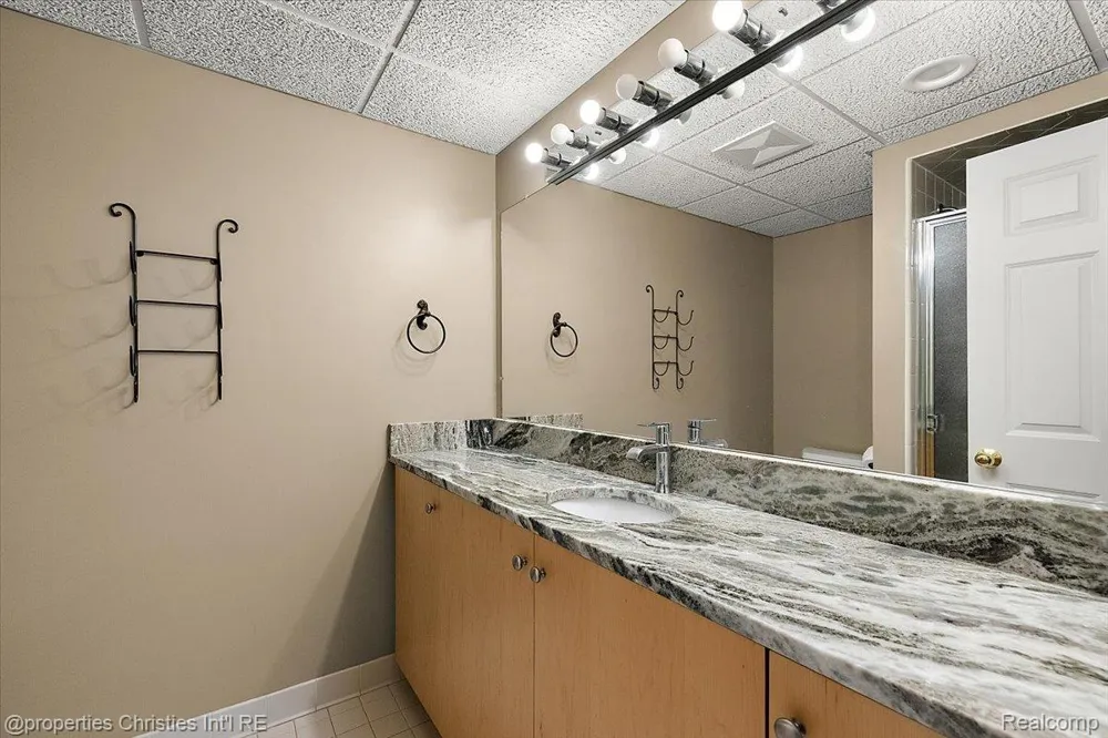 5173 Serena Dr Troy City, MI 48098