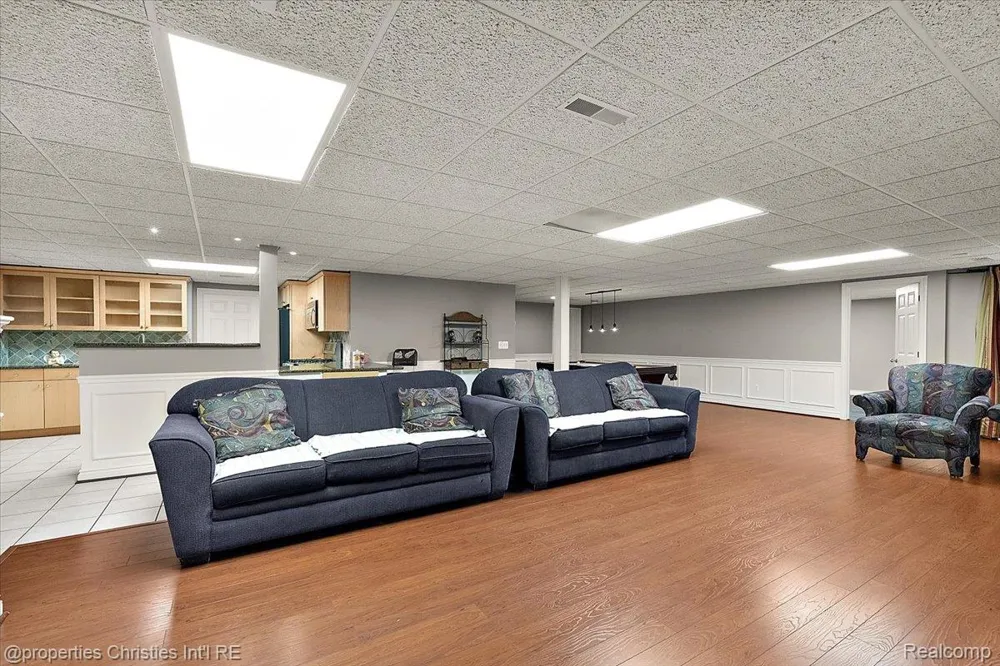5173 Serena Dr Troy City, MI 48098