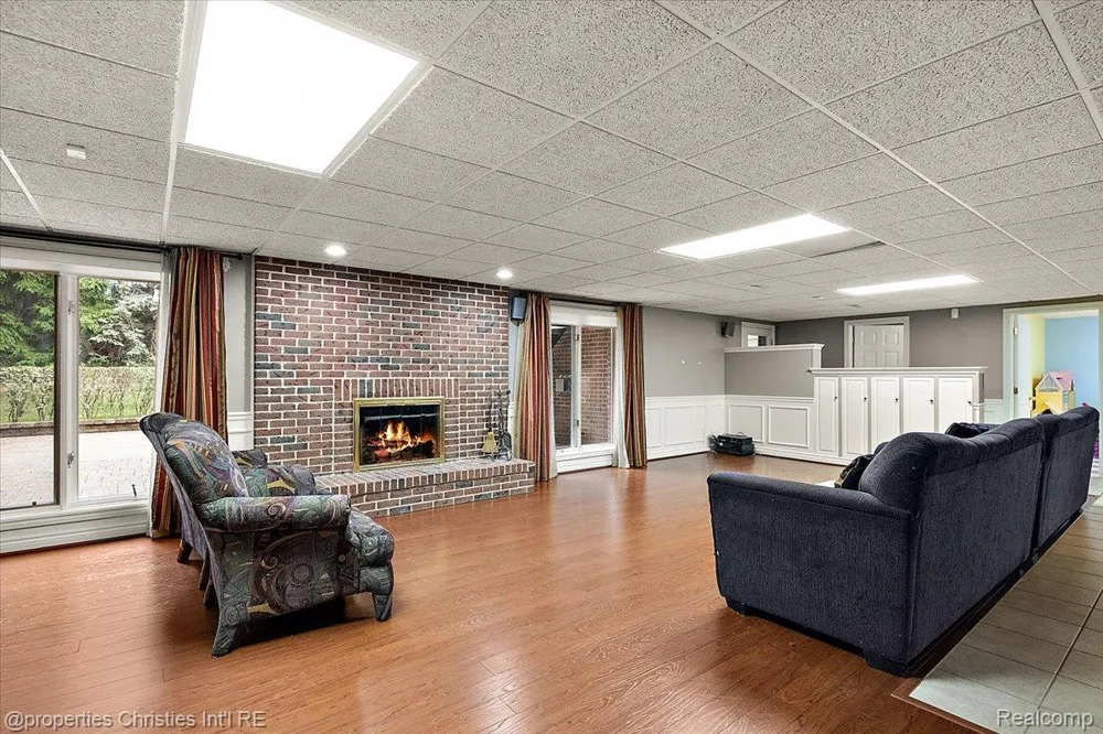 5173 Serena Dr Troy City, MI 48098