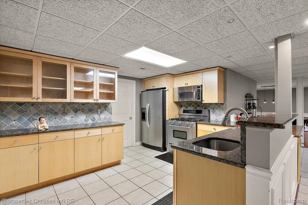 5173 Serena Dr Troy City, MI 48098