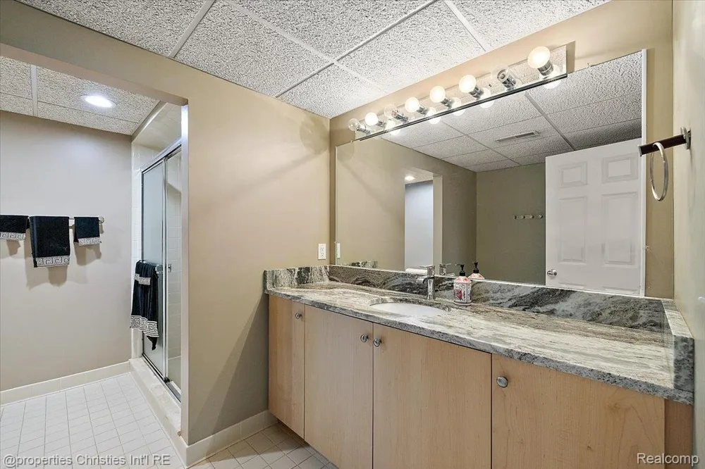 5173 Serena Dr Troy City, MI 48098