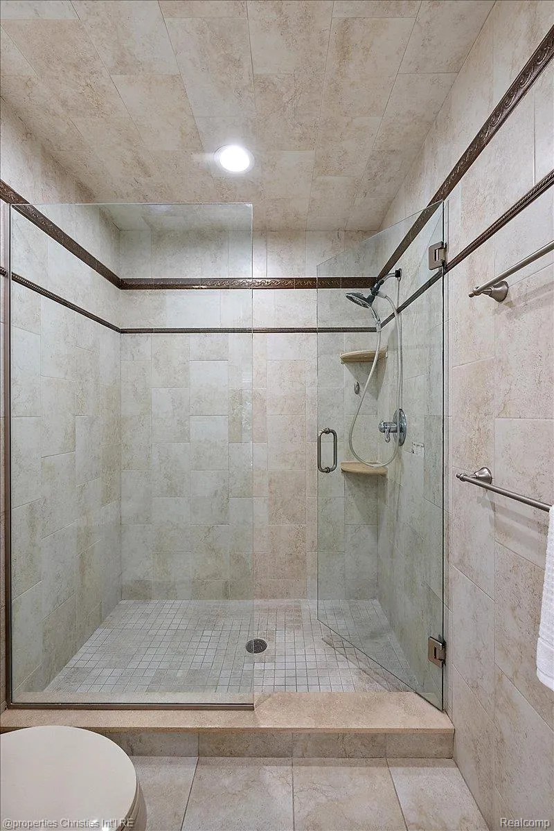 5173 Serena Dr Troy City, MI 48098