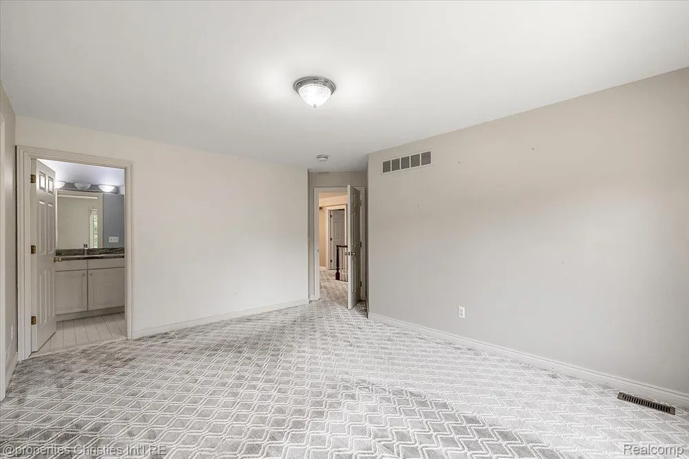 5173 Serena Dr Troy City, MI 48098