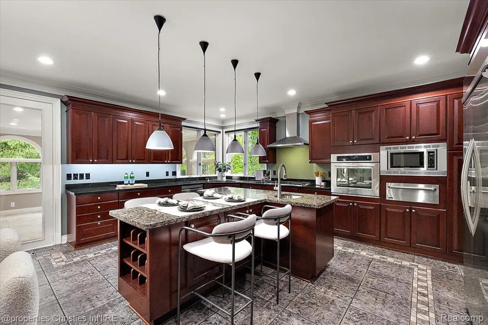 5173 Serena Dr Troy City, MI 48098