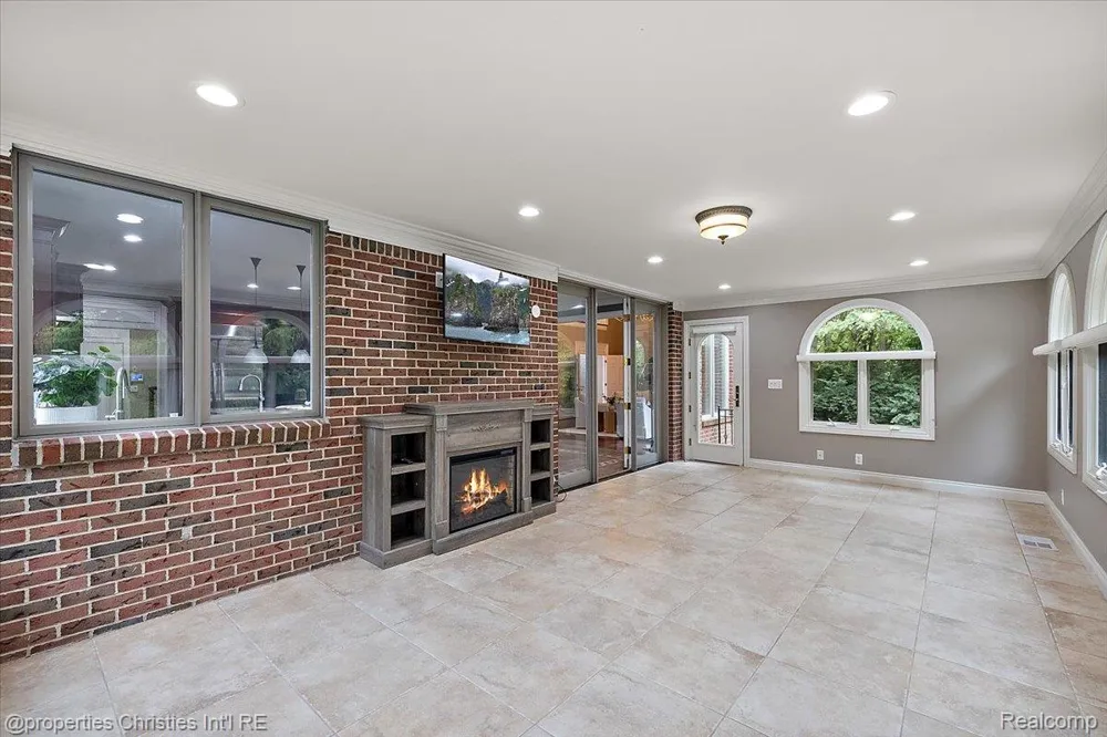 5173 Serena Dr Troy City, MI 48098