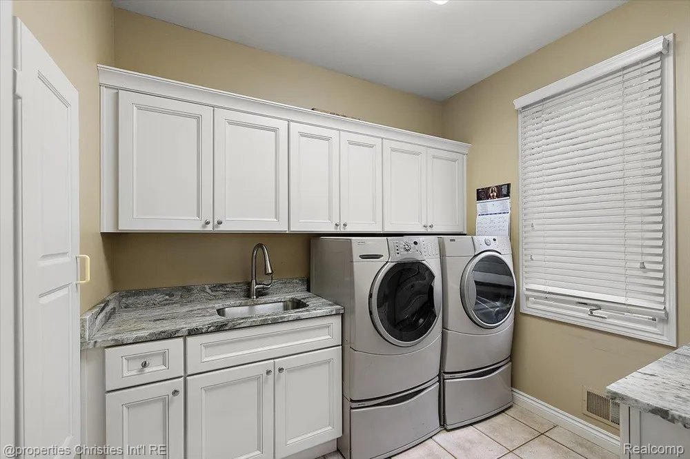 5173 Serena Dr Troy City, MI 48098