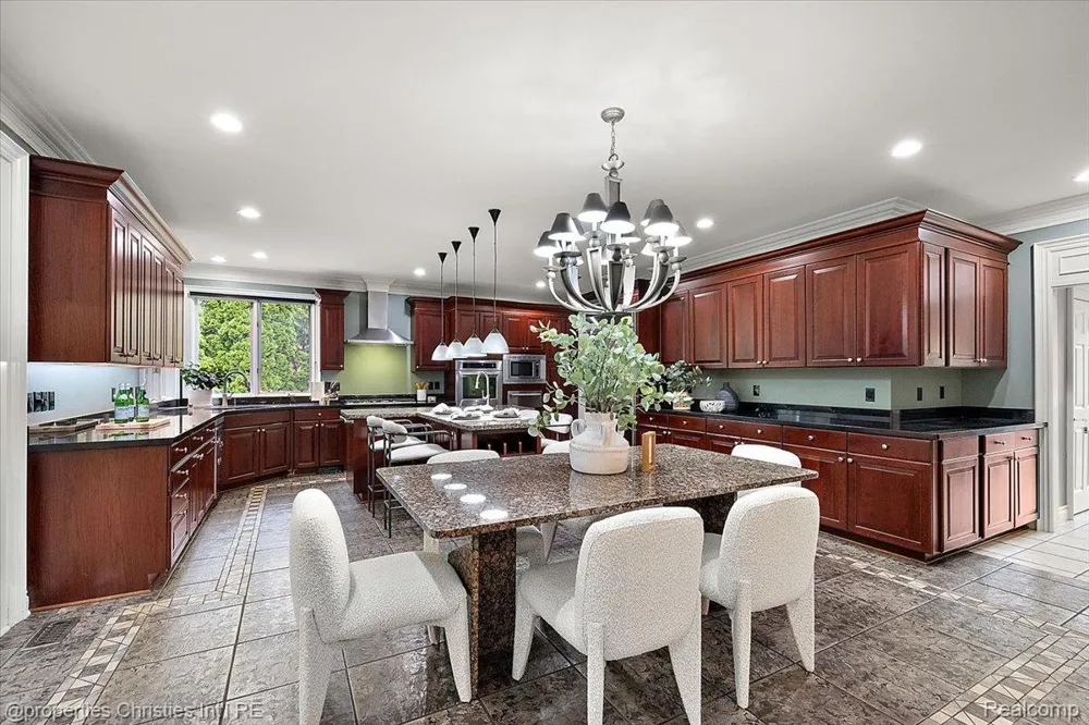 5173 Serena Dr Troy City, MI 48098