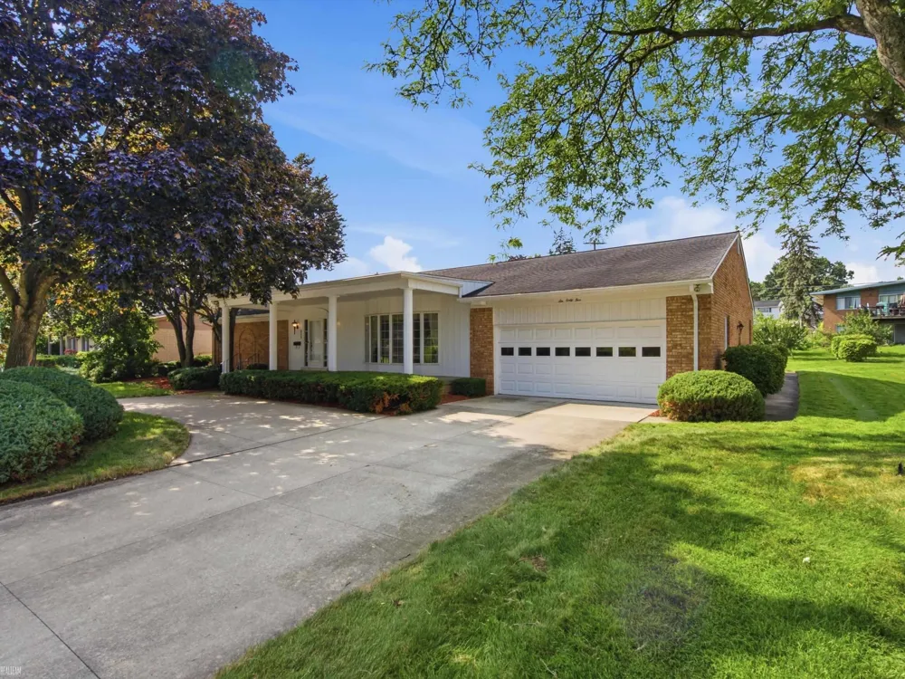 645 Wellington Crescent Mt Clemens City, MI 48043