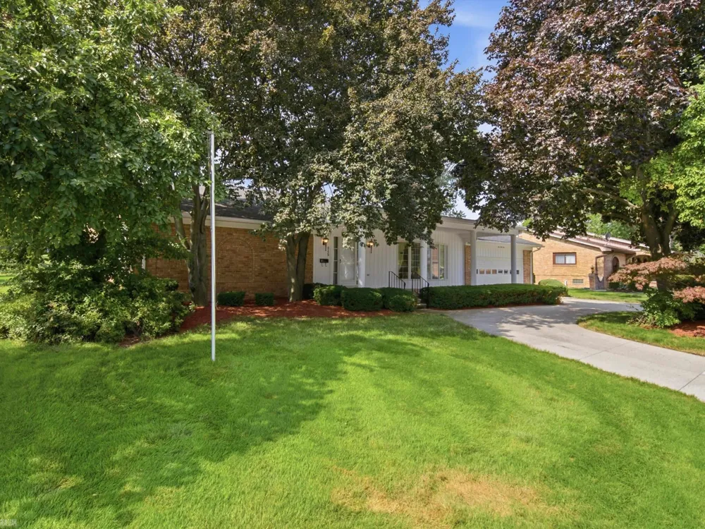 645 Wellington Crescent Mt Clemens City, MI 48043