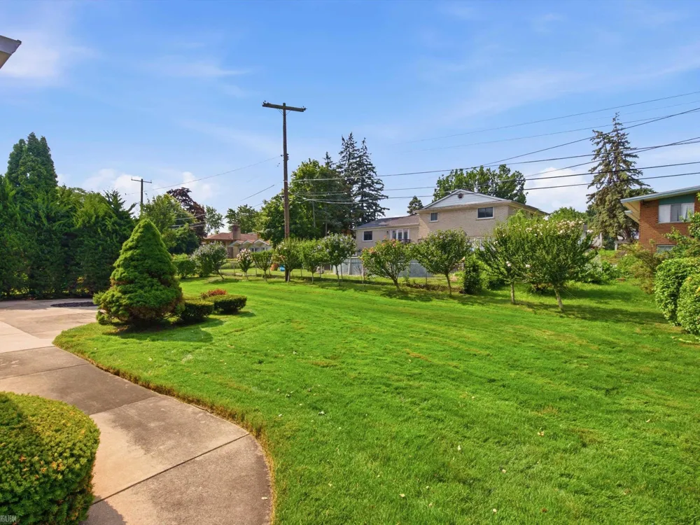 645 Wellington Crescent Mt Clemens City, MI 48043