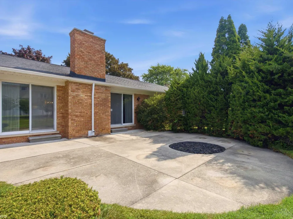645 Wellington Crescent Mt Clemens City, MI 48043