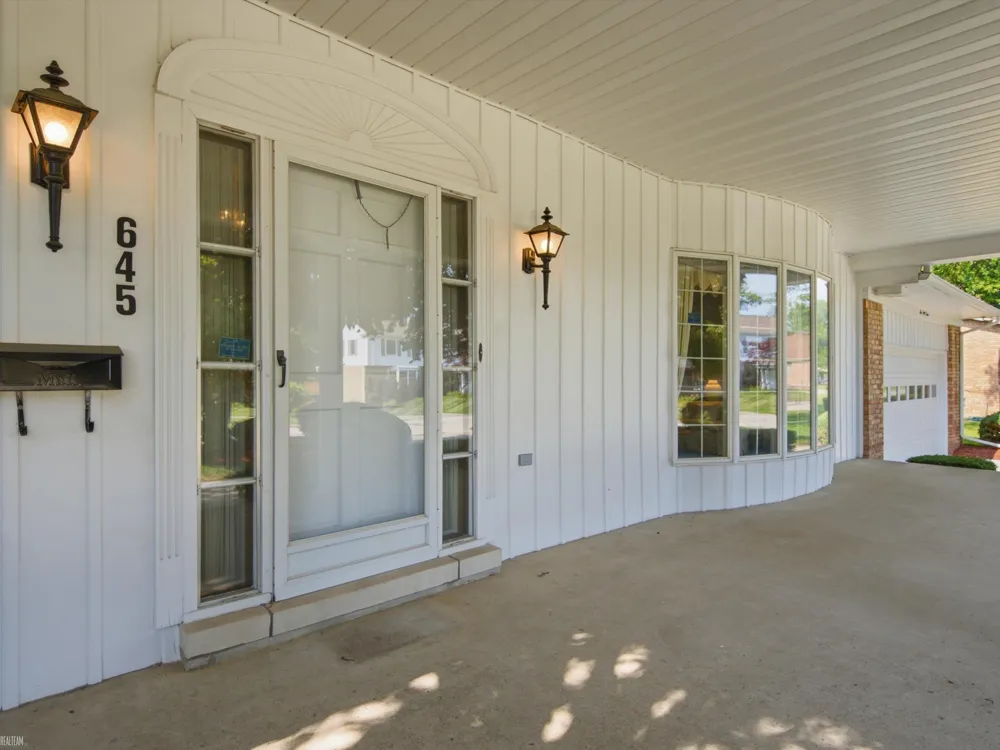 645 Wellington Crescent Mt Clemens City, MI 48043