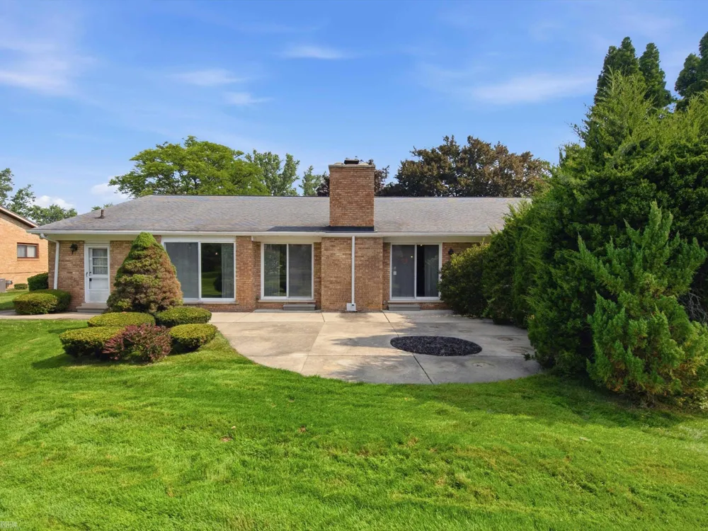 645 Wellington Crescent Mt Clemens City, MI 48043