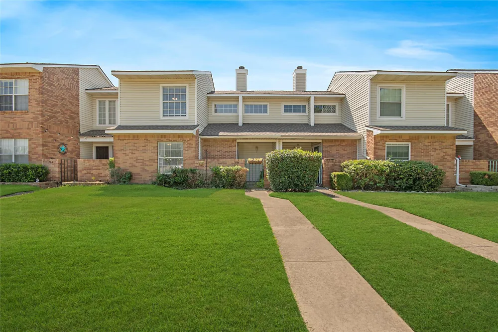 704 Creekwood Drive Lewisville, TX 75067