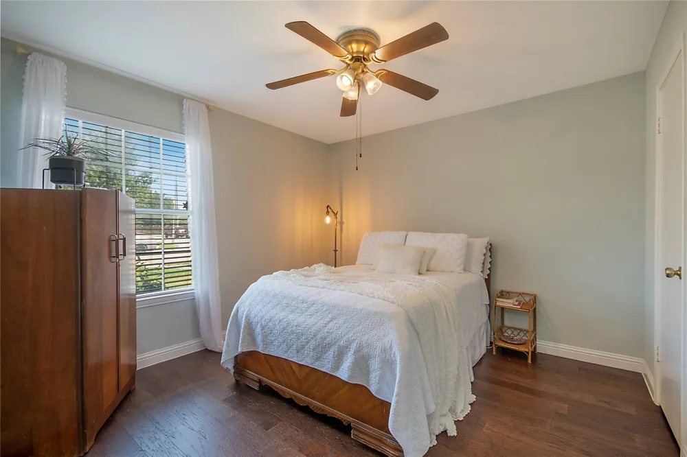 704 Creekwood Drive Lewisville, TX 75067