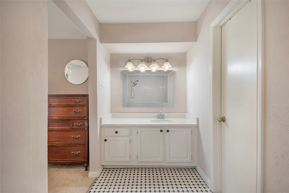 704 Creekwood Drive Lewisville, TX 75067