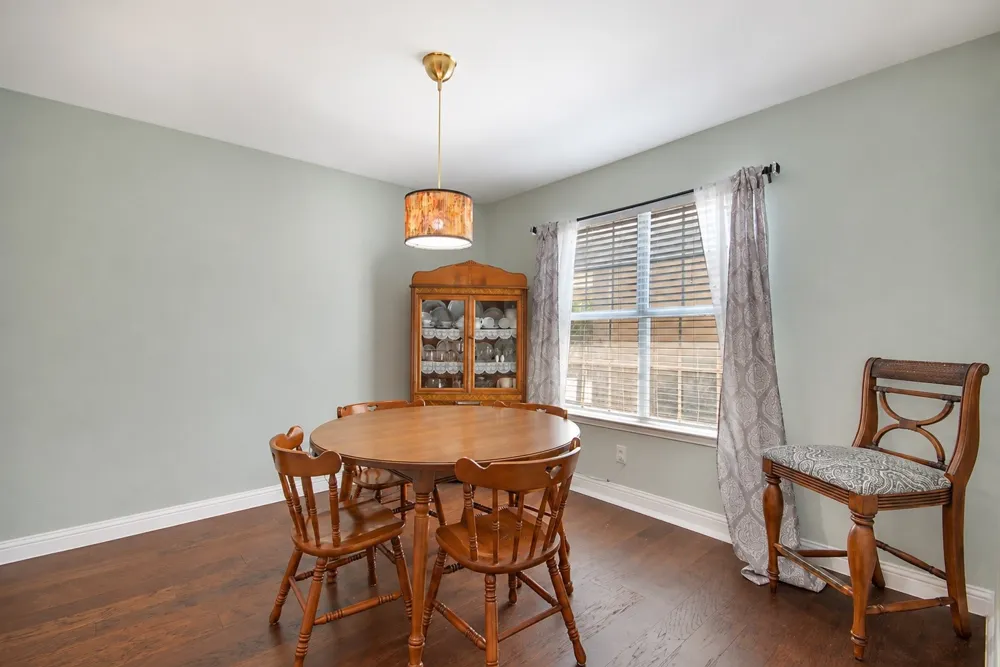 704 Creekwood Drive Lewisville, TX 75067