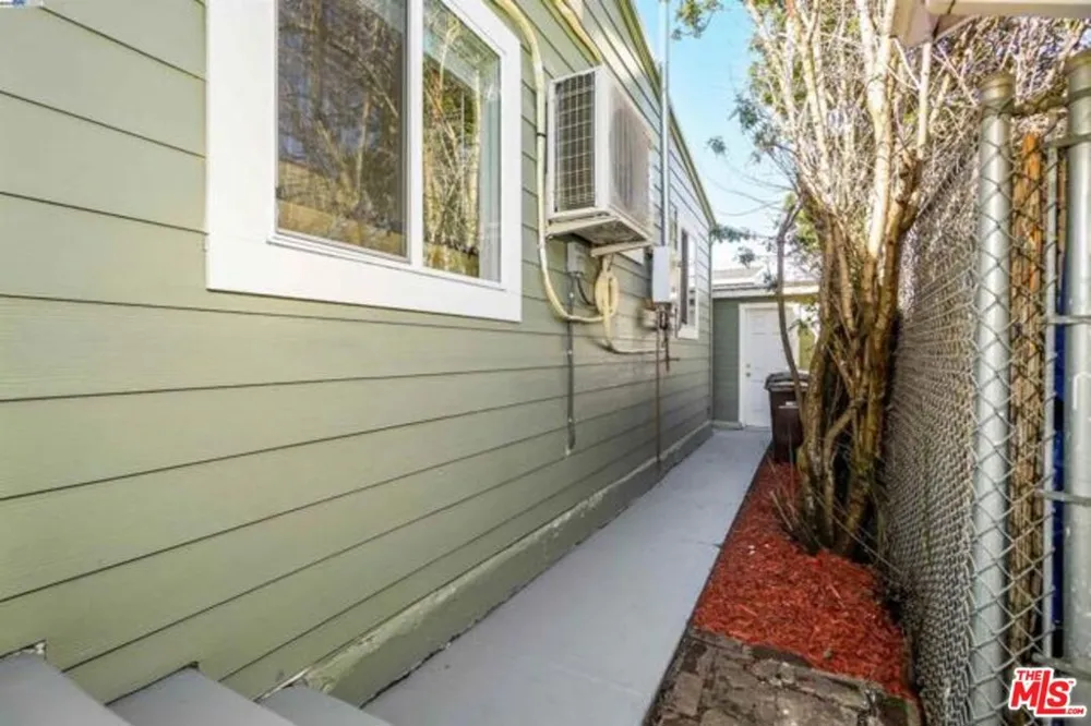 5718 Los Angeles Street Oakland, CA 94608