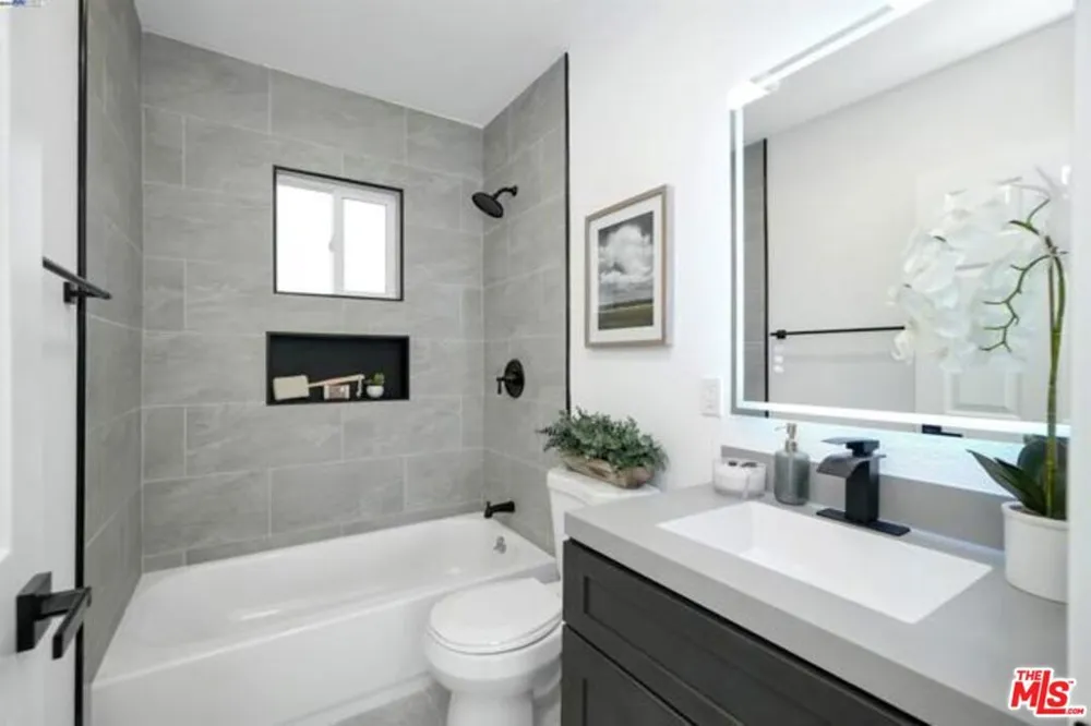 5718 Los Angeles Street Oakland, CA 94608