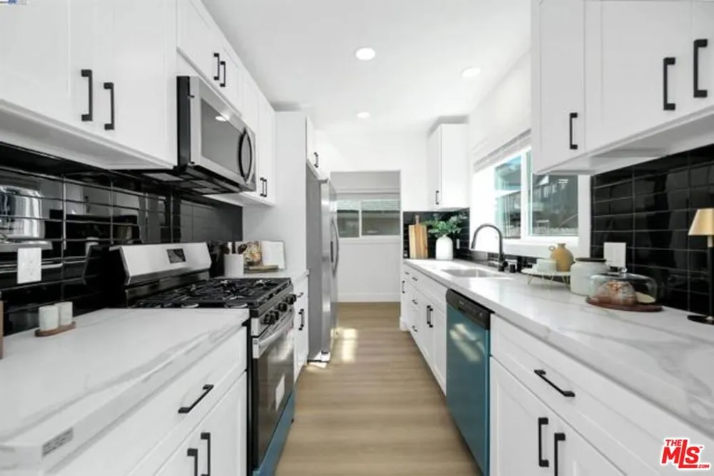5718 Los Angeles Street Oakland, CA 94608