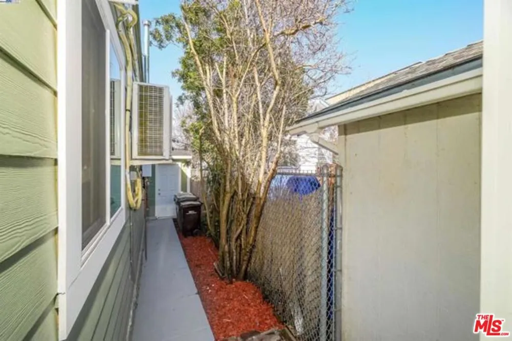 5718 Los Angeles Street Oakland, CA 94608