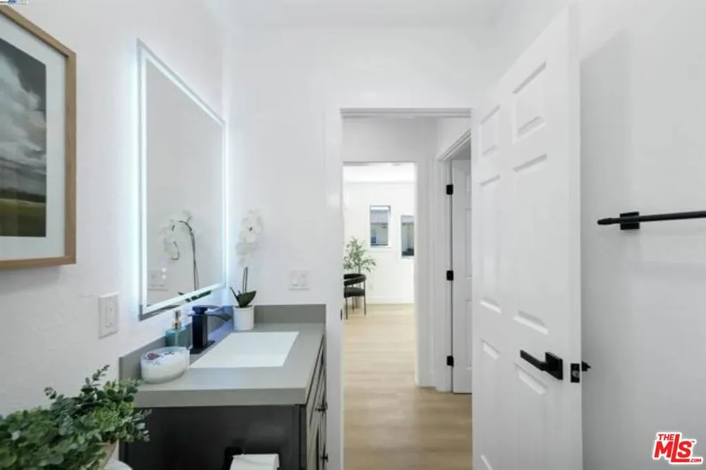 5718 Los Angeles Street Oakland, CA 94608