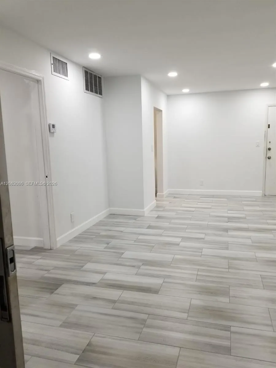 2990 NE 16th Ave #105 Oakland Park, FL 33334