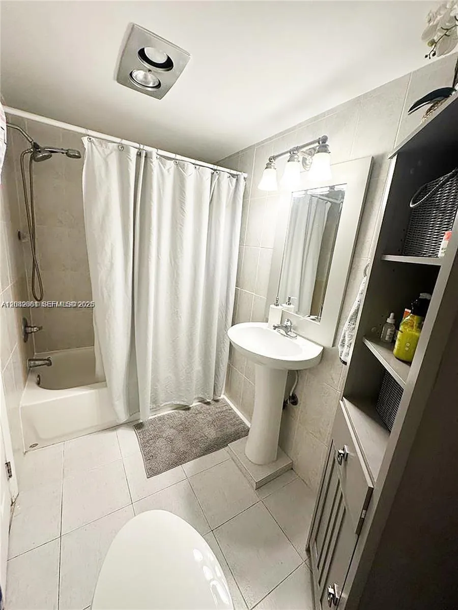 2750 NE 183rd St #1404 Aventura, FL 33160
