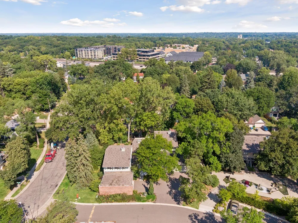 1086 Cedar View Drive Minneapolis, MN 55405