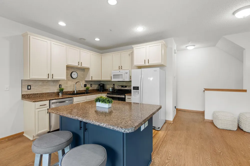 7600 Southridge Court Savage, MN 55378