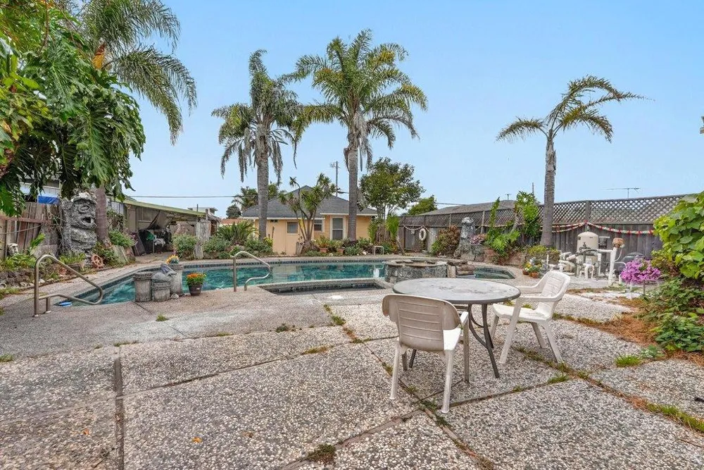 16 Stanford Street Watsonville, CA 95076