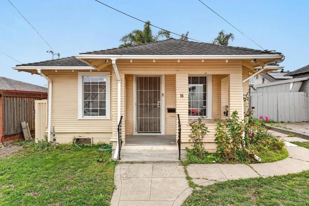 16 Stanford Street Watsonville, CA 95076