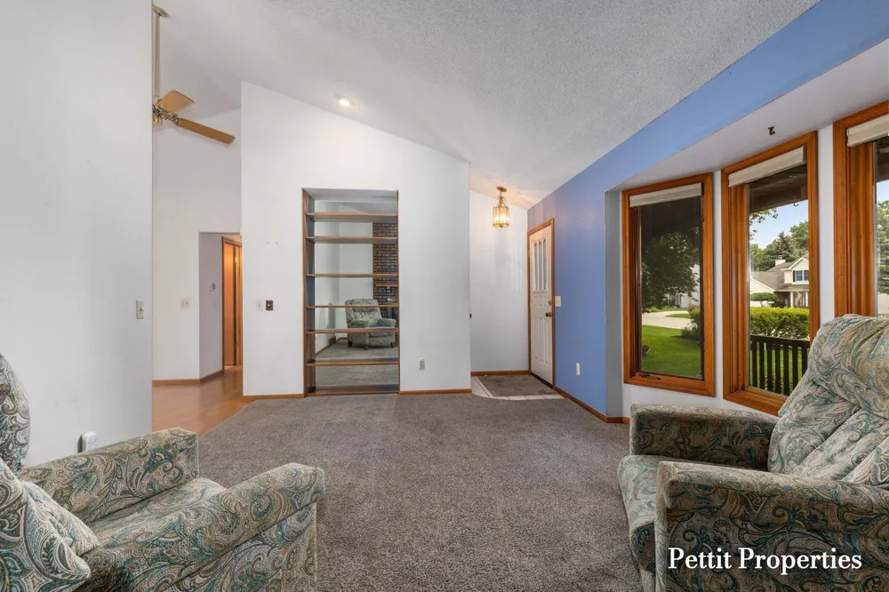 1687 Oakvale Drive SW Wyoming, MI 49519