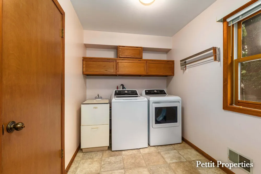 1687 Oakvale Drive SW Wyoming, MI 49519