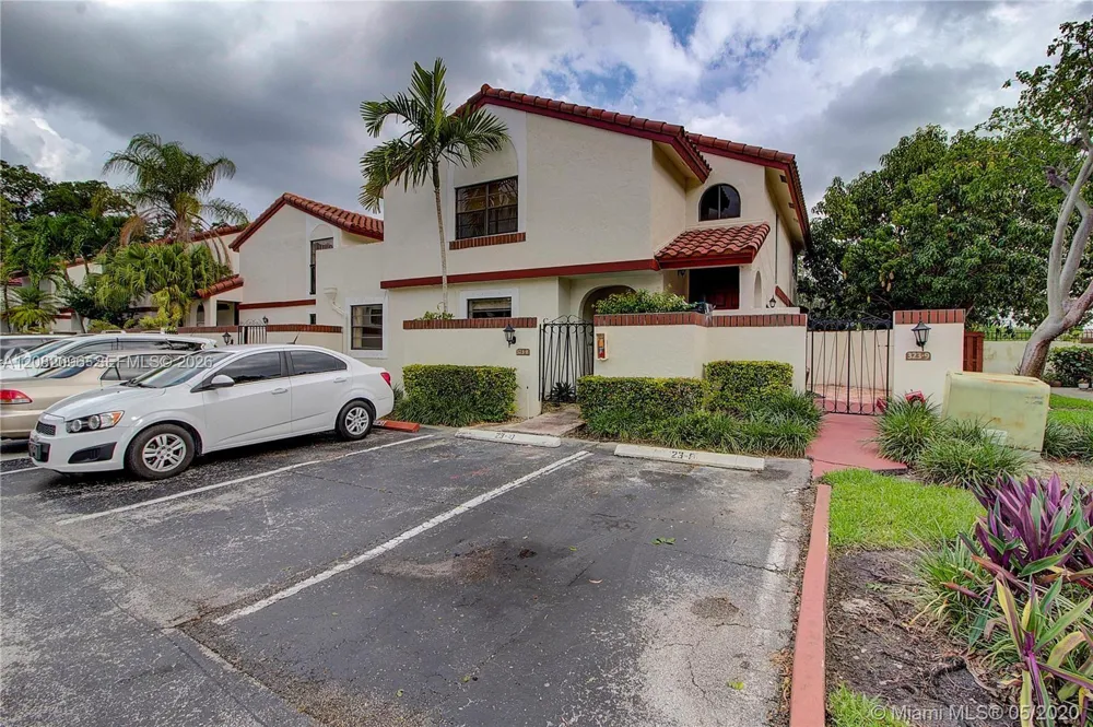 323 Ives Dairy Rd #323-10 Miami, FL 33179