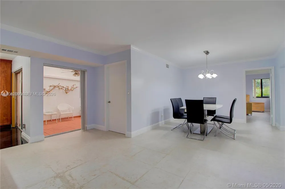 323 Ives Dairy Rd #323-10 Miami, FL 33179