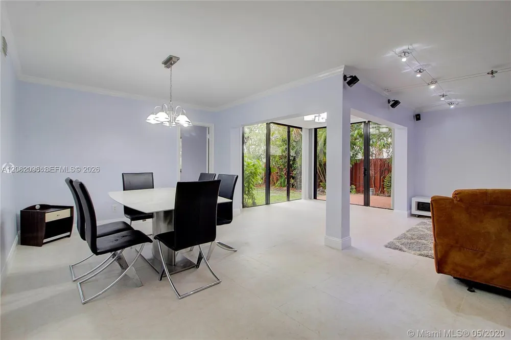323 Ives Dairy Rd #323-10 Miami, FL 33179