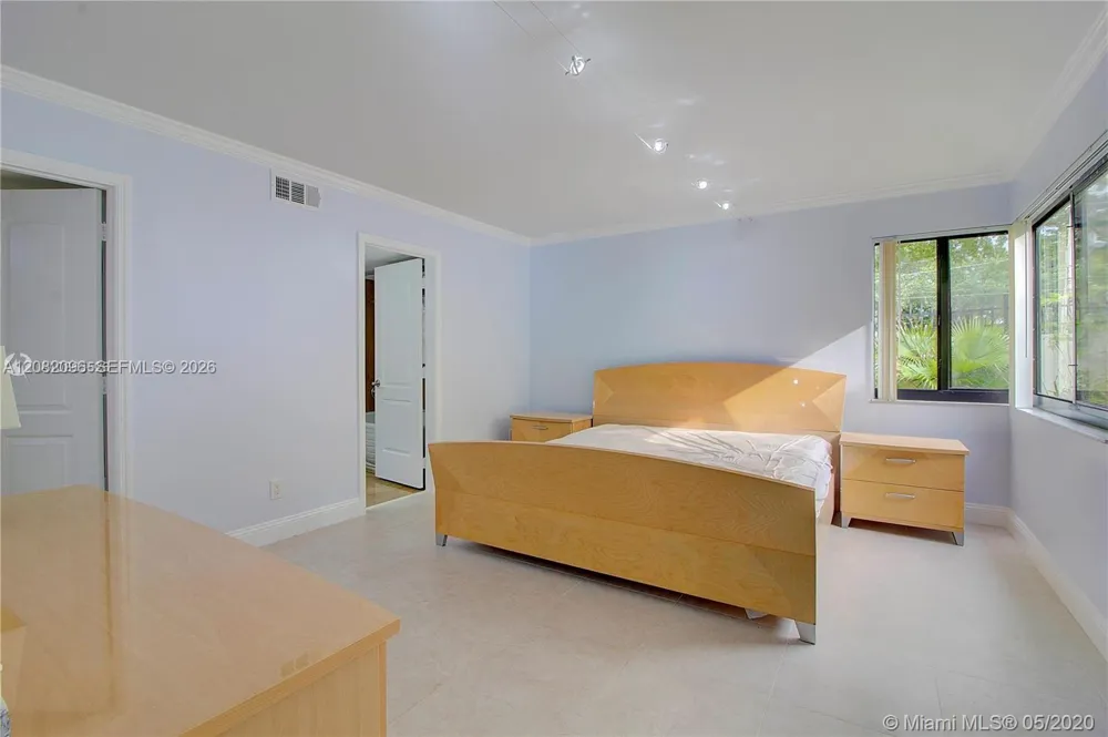 323 Ives Dairy Rd #323-10 Miami, FL 33179