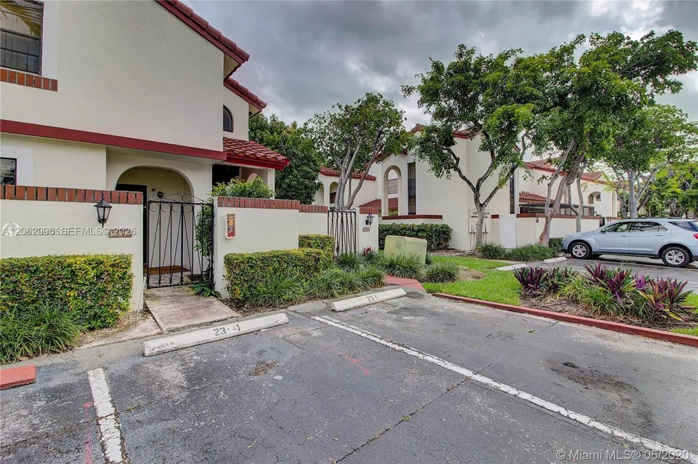 323 Ives Dairy Rd #323-10 Miami, FL 33179