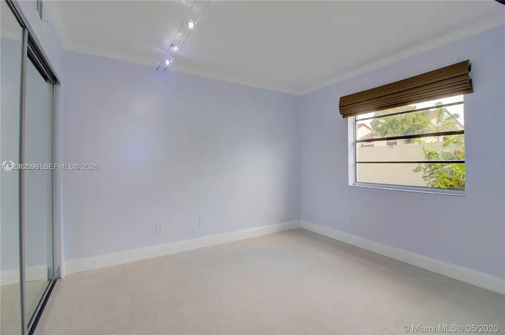 323 Ives Dairy Rd #323-10 Miami, FL 33179