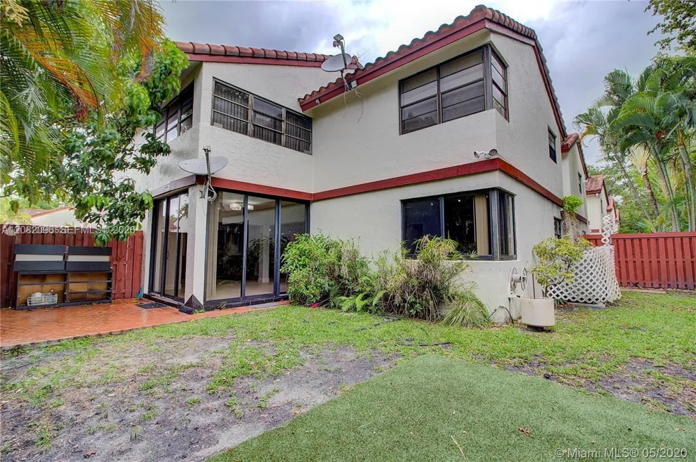 323 Ives Dairy Rd #323-10 Miami, FL 33179