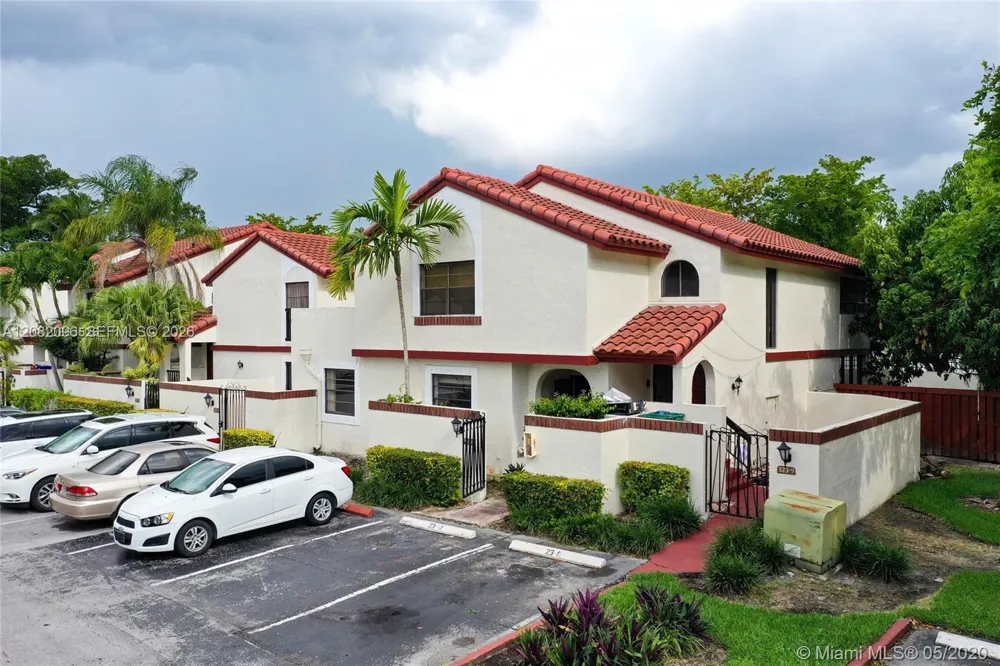 323 Ives Dairy Rd #323-10 Miami, FL 33179