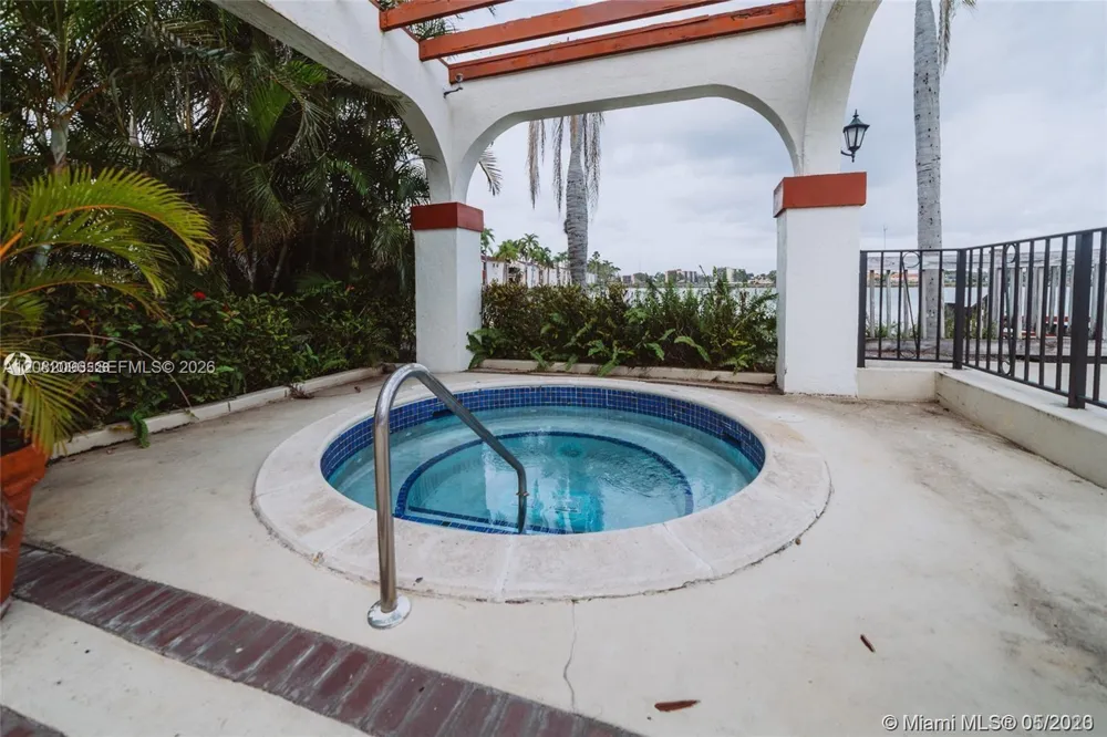 323 Ives Dairy Rd #323-10 Miami, FL 33179