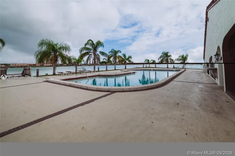 323 Ives Dairy Rd #323-10 Miami, FL 33179