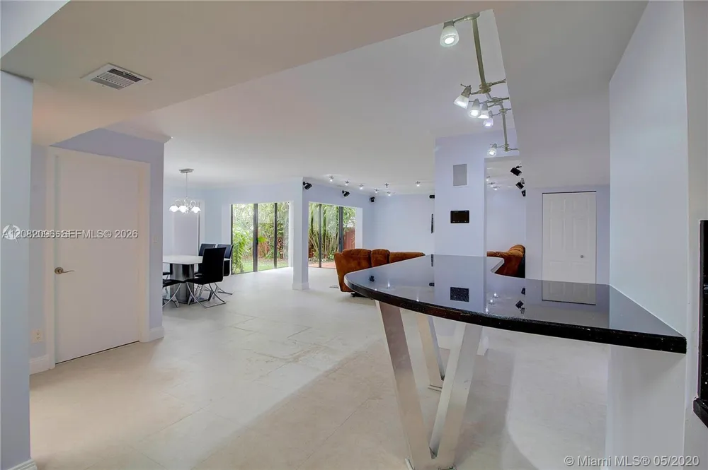 323 Ives Dairy Rd #323-10 Miami, FL 33179